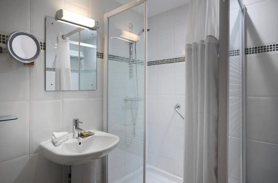 Combined shower/tub, free toiletries, hair dryer, towels