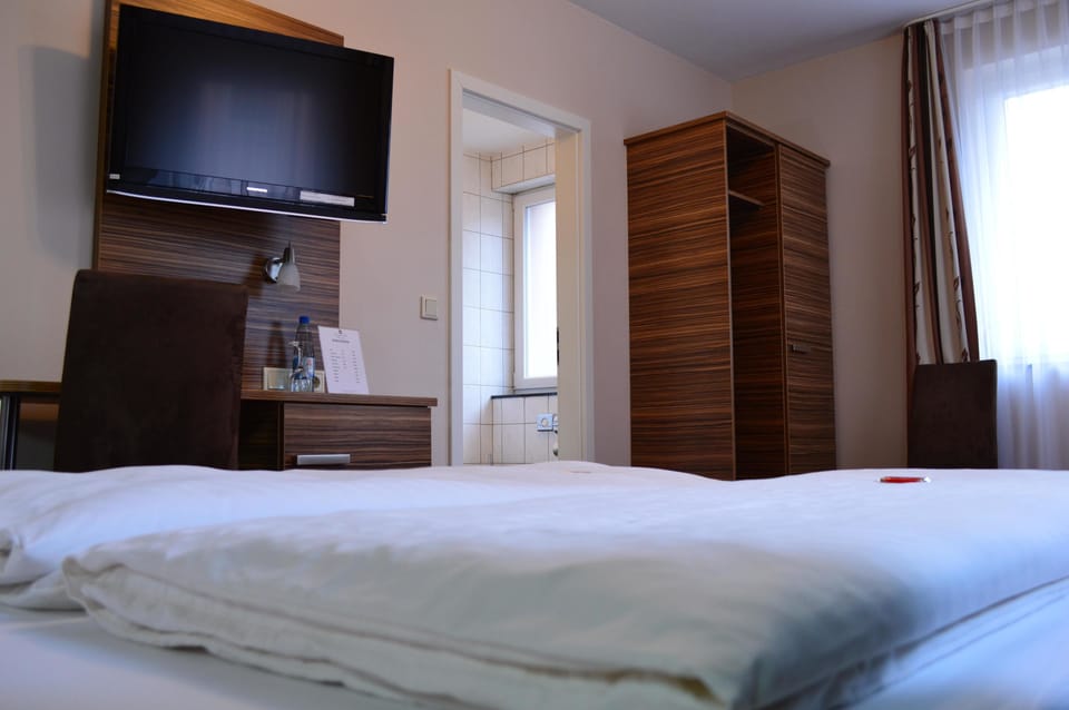 Desk, laptop workspace, iron/ironing board, free WiFi