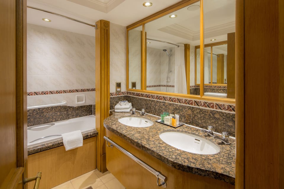 Grand Hilton Suite | Bathroom | Combined shower/tub, free toiletries, hair dryer, towels