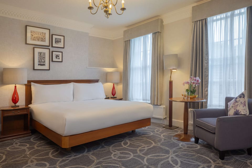 Manor House Deluxe Room with Air Con | Premium bedding, in-room safe, desk, laptop workspace