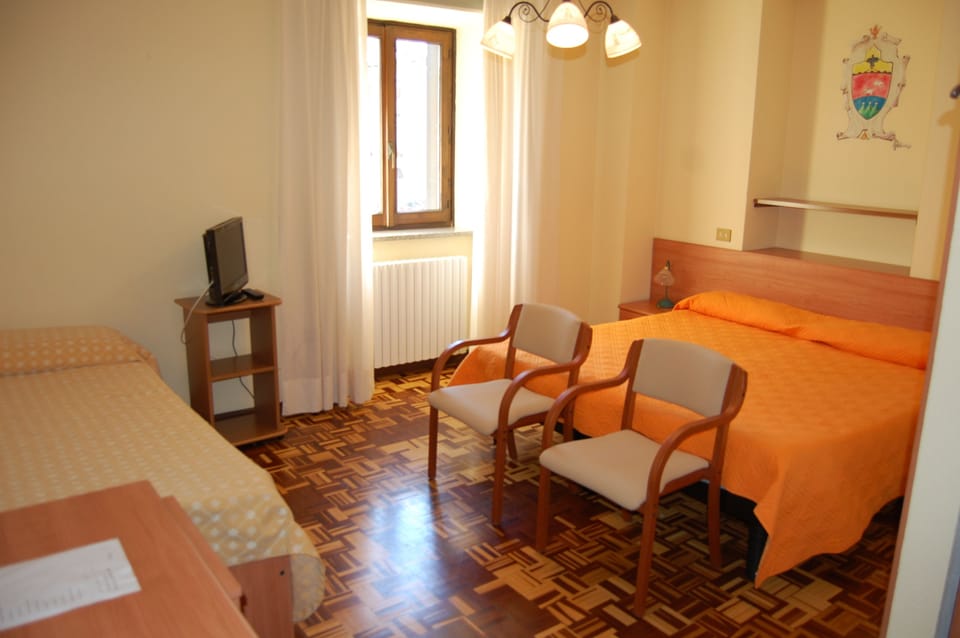 In-room safe, desk, free WiFi