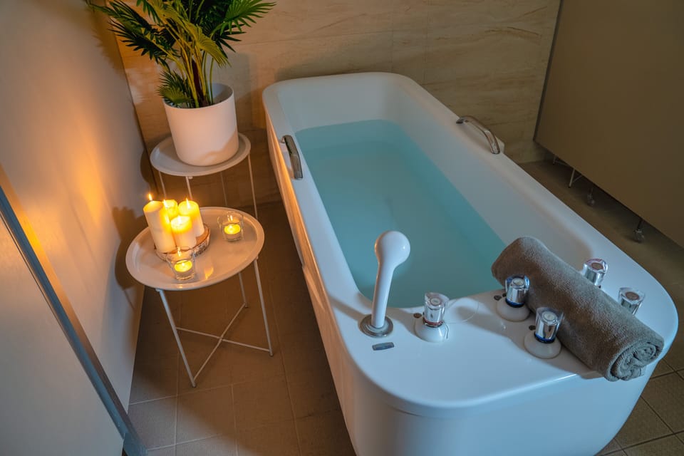 Body treatments, aromatherapy, hot stone massages, 4 treatment rooms