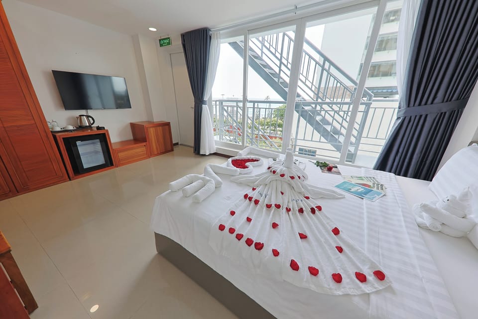 Deluxe Double Room, Sea View | In-room safe, desk, blackout drapes, free WiFi