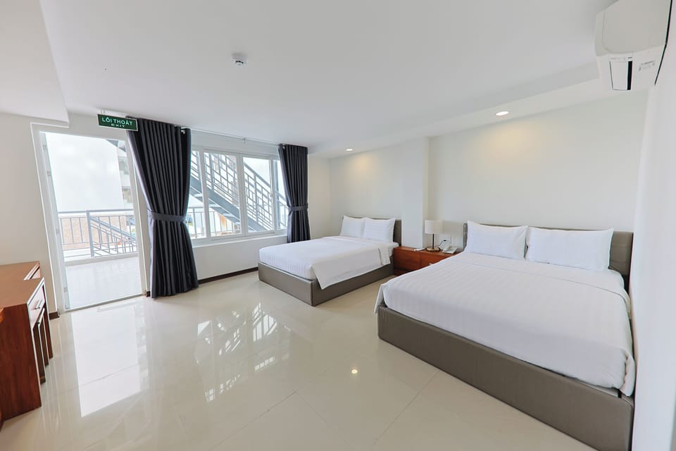Deluxe Twin Room, Sea View | In-room safe, desk, blackout drapes, free WiFi