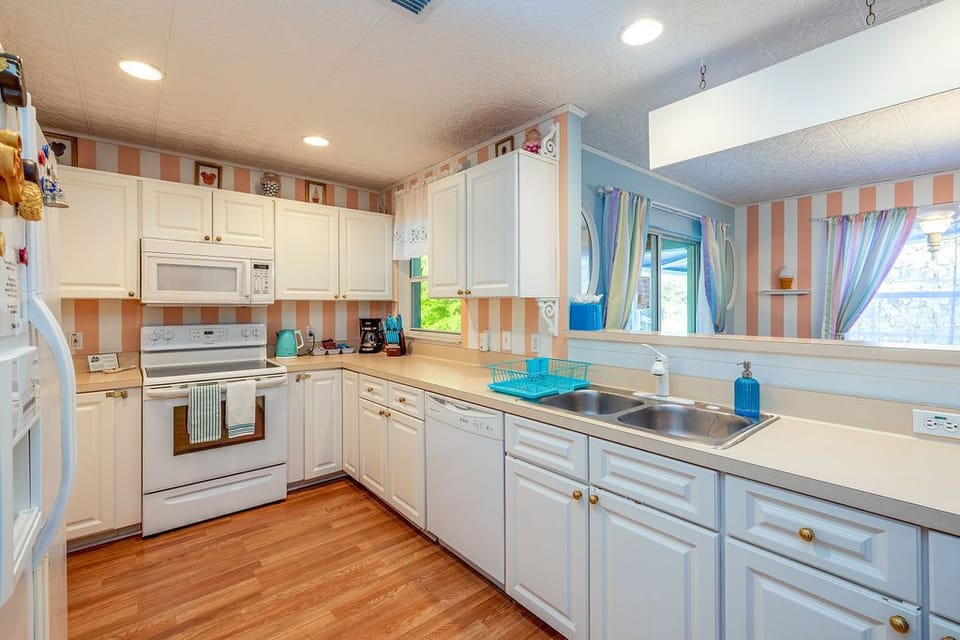 Bright spacious kitchen, lots of counter space.