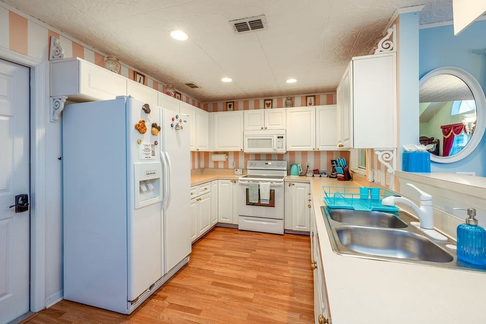 Main Street Confectionary.  Fridge with ice maker and filtered water.