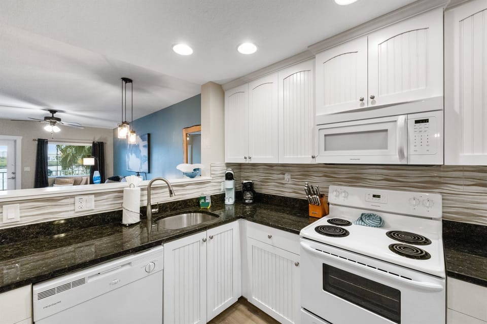 Kitchen, Fully stocked with cooking/eating utensils!