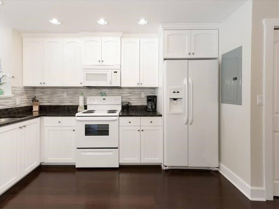 Full kitchen