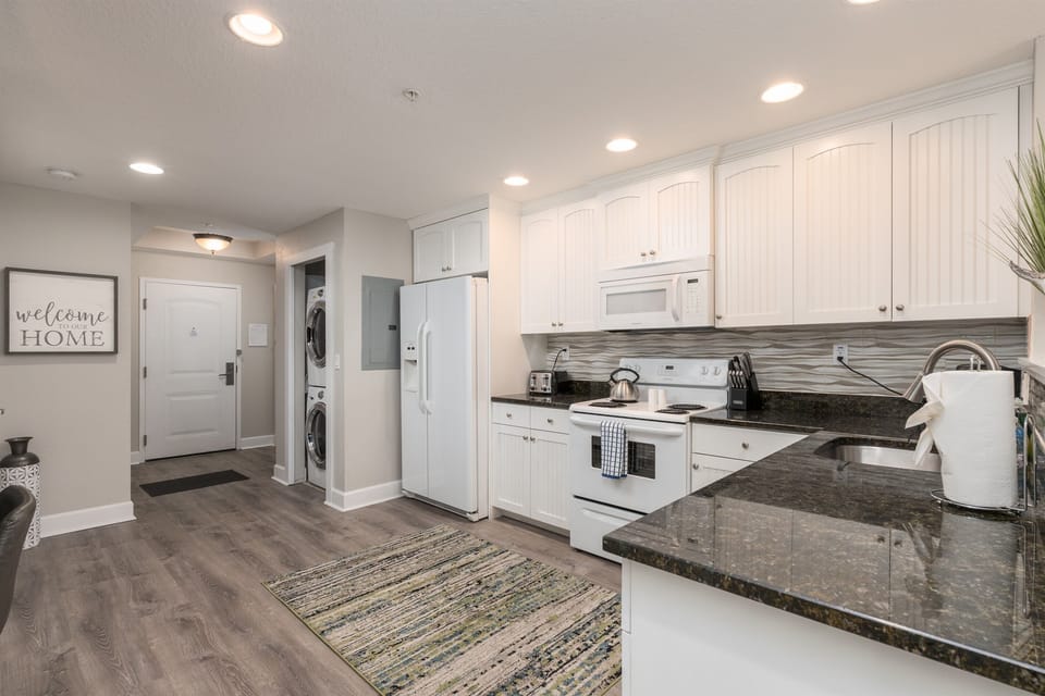 Full kitchen, full-sized washer/dryer closet