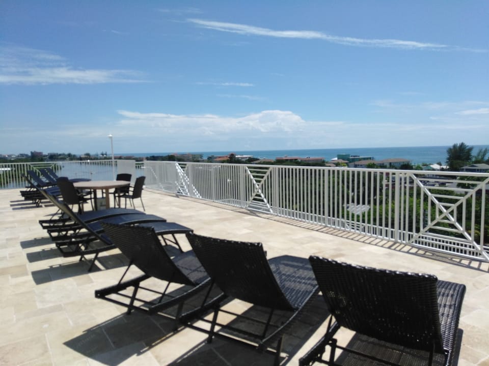 The 6th/7th floor sundecks overlook the intracostal and gulf