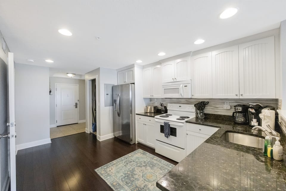 Kitchen, Fully stocked with cooking/eating utensils