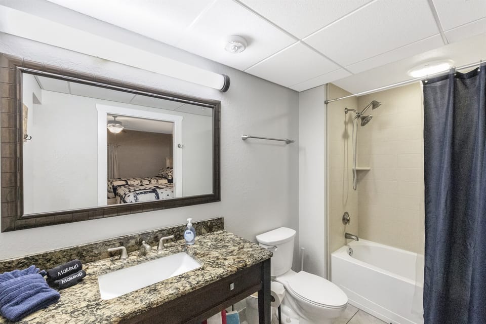 Guest bath, ensuite, tub/shower bombo