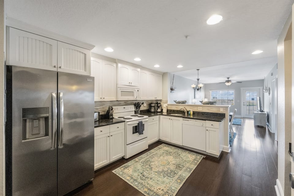 Kitchen, Fully stocked with cooking/eating utensils