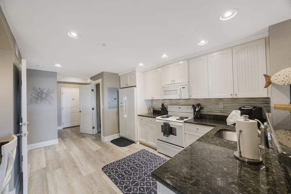 Fully equipped kitchen, complete with cooking/eating/drinking utensils
