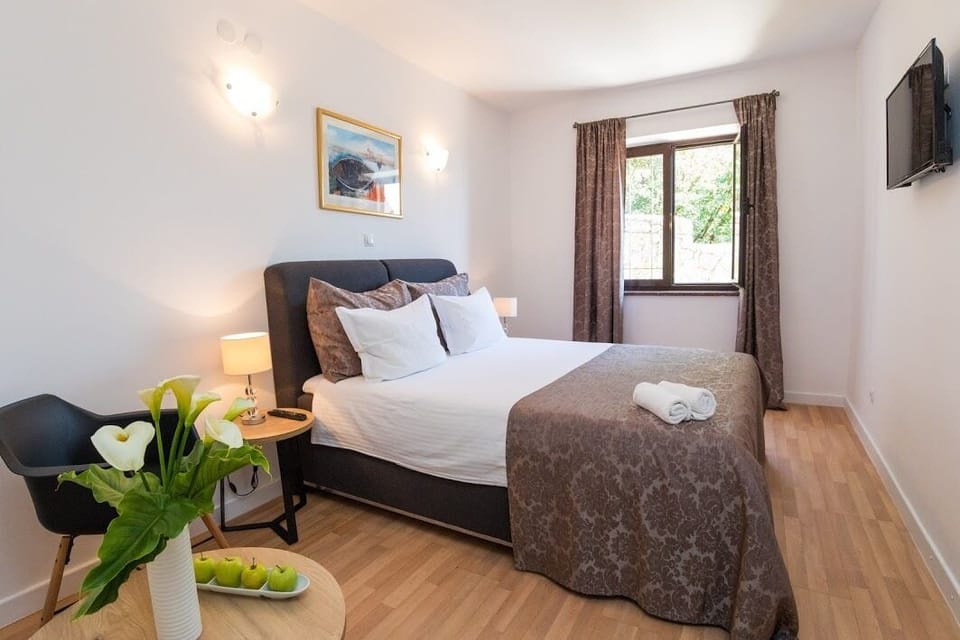 Double Room | In-room safe, iron/ironing board, free cribs/infant beds, free WiFi