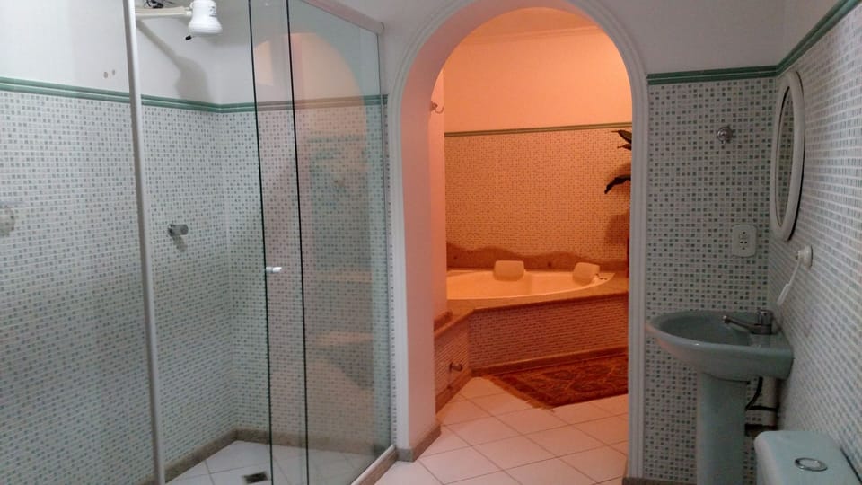 Premium Studio Suite, Jetted Tub | Bathroom | Shower, rainfall showerhead, hair dryer, towels