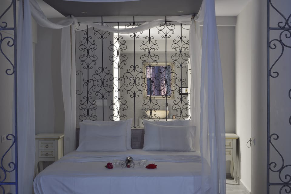 Studio Suite, Partial Sea View (Private Spa Tub) | In-room safe, individually decorated, blackout drapes, soundproofing