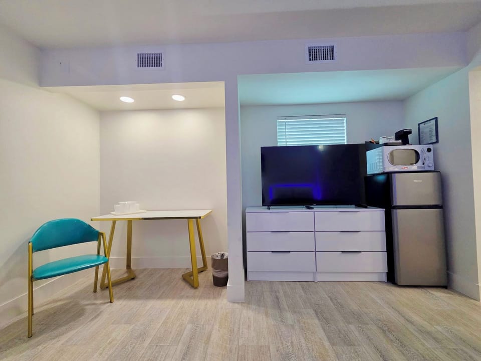 Bay Inn Double Standard | Living area | Flat-screen TV