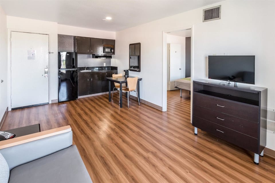 Full-size fridge, microwave, oven, stovetop