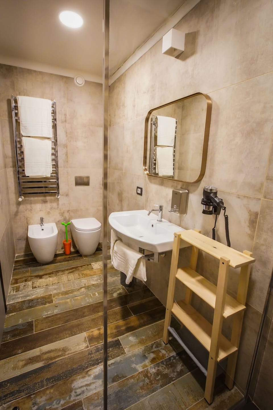Comfort Suite, Ensuite (Suite Junior) | Bathroom | Shower, rainfall showerhead, hair dryer, bidet