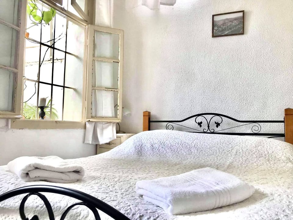 Double Room | Egyptian cotton sheets, pillowtop beds, desk, soundproofing