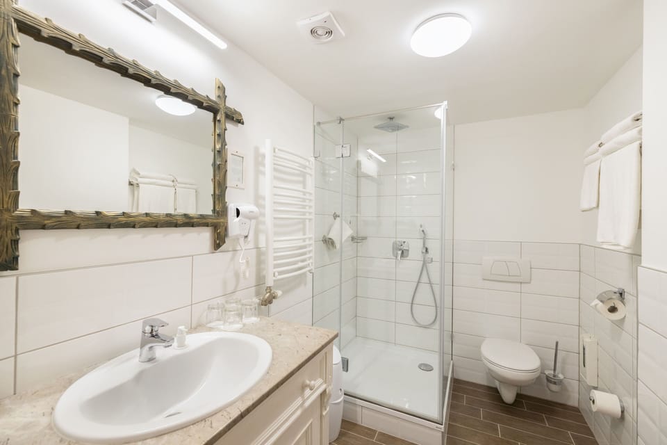 Superior Quadruple Room | Bathroom | Shower, hair dryer, bathrobes, towels