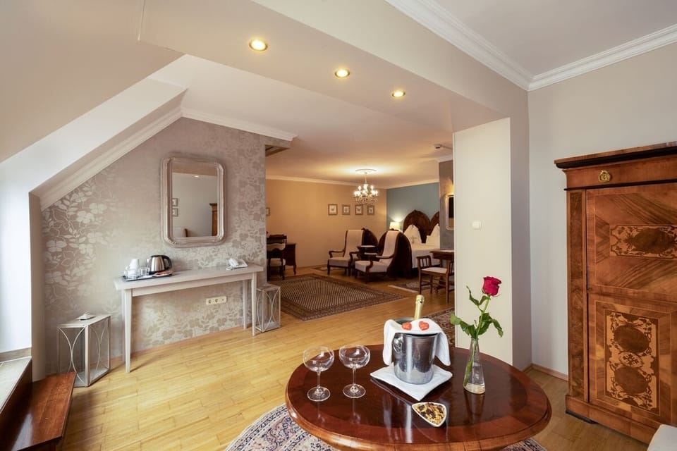 Presidential Room | In-room safe, individually decorated, individually furnished, desk