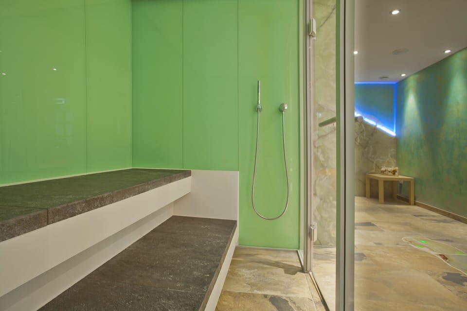 Sauna, steam room