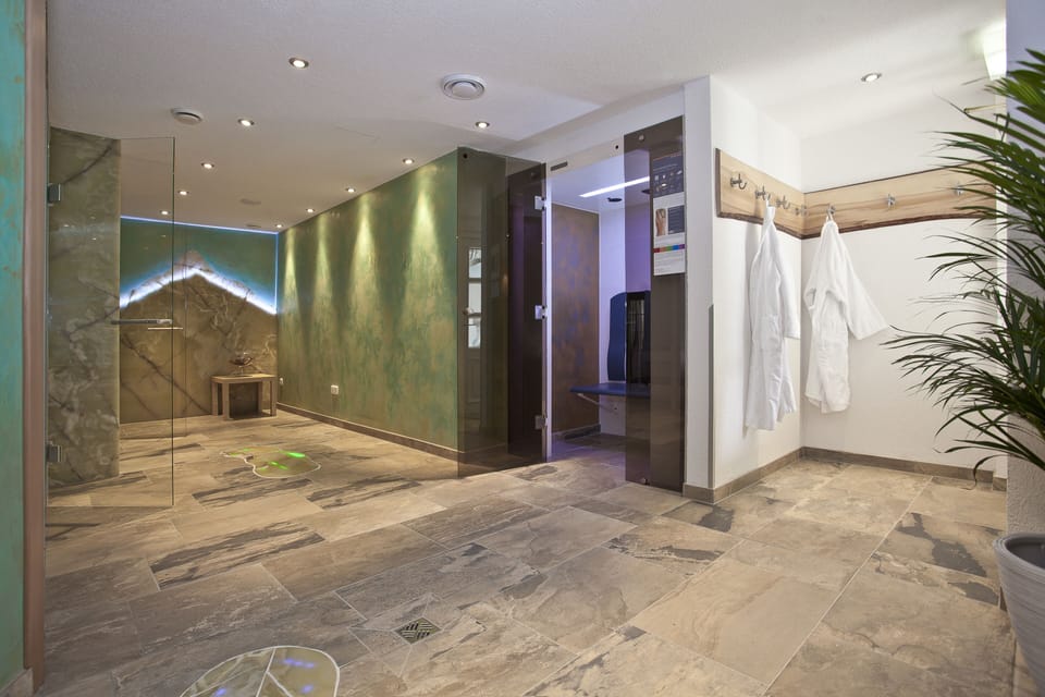 Sauna, steam room