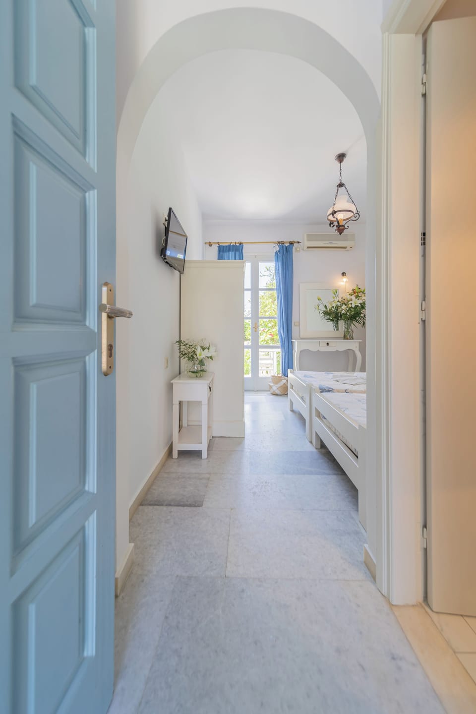 Premium bedding, pillowtop beds, soundproofing, free cribs/infant beds