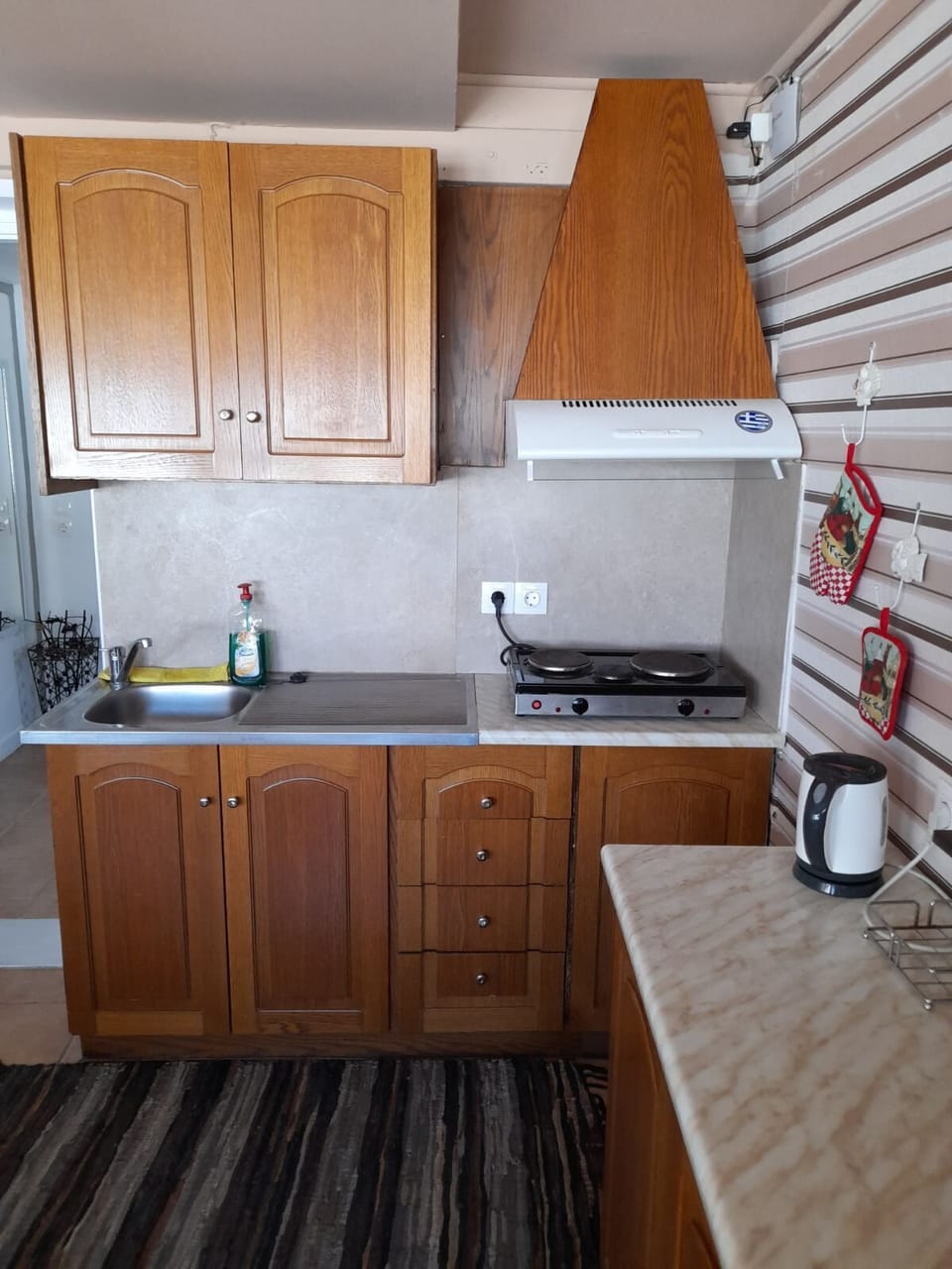 Milto's Apartment | Private kitchen | Mini-fridge, electric kettle, cleaning supplies