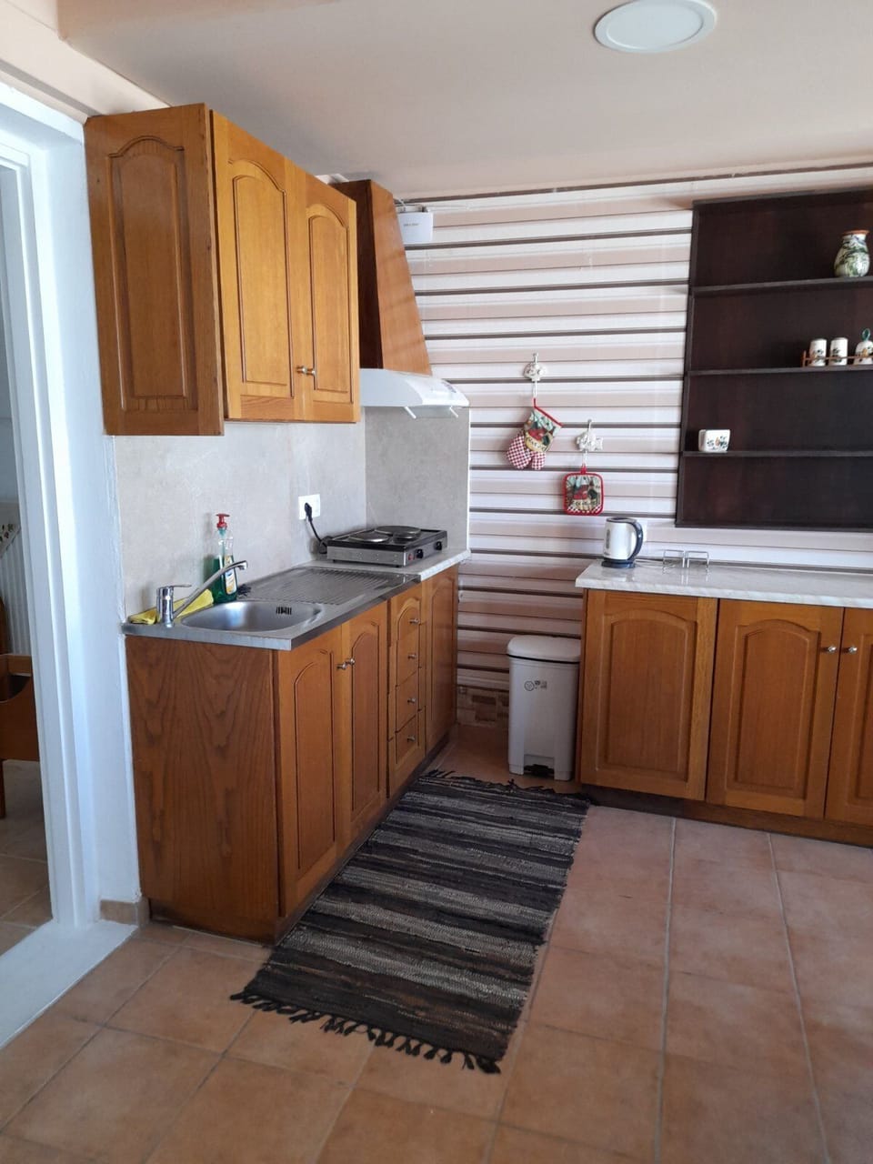 Milto's Apartment | Private kitchen | Mini-fridge, electric kettle, cleaning supplies
