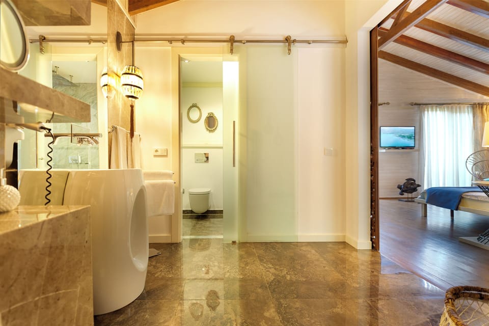 Deluxe Bungalow | Bathroom | Free toiletries, hair dryer, bathrobes, slippers