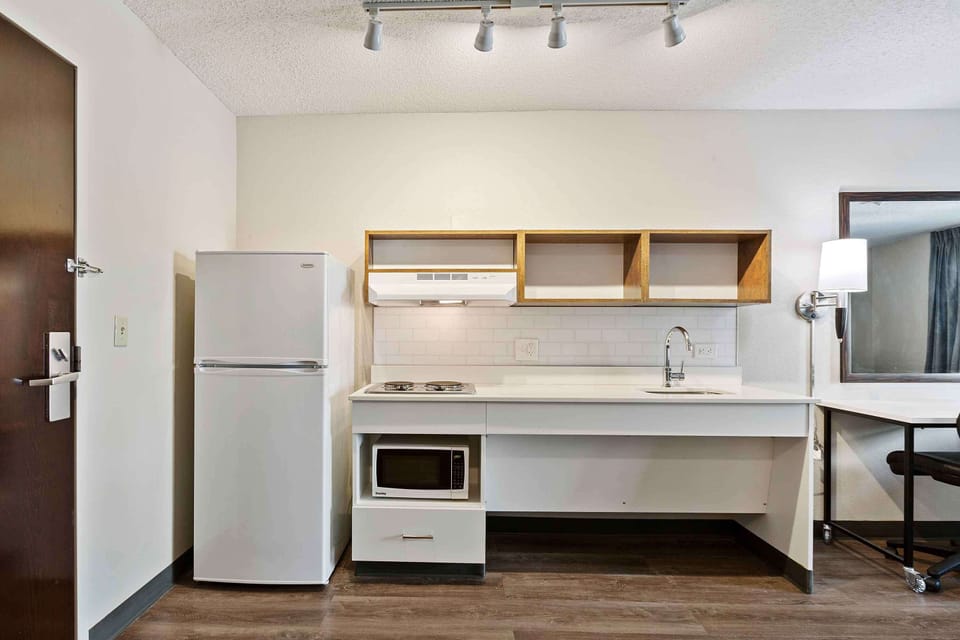Coffee/tea maker, full-size fridge, microwave, stovetop