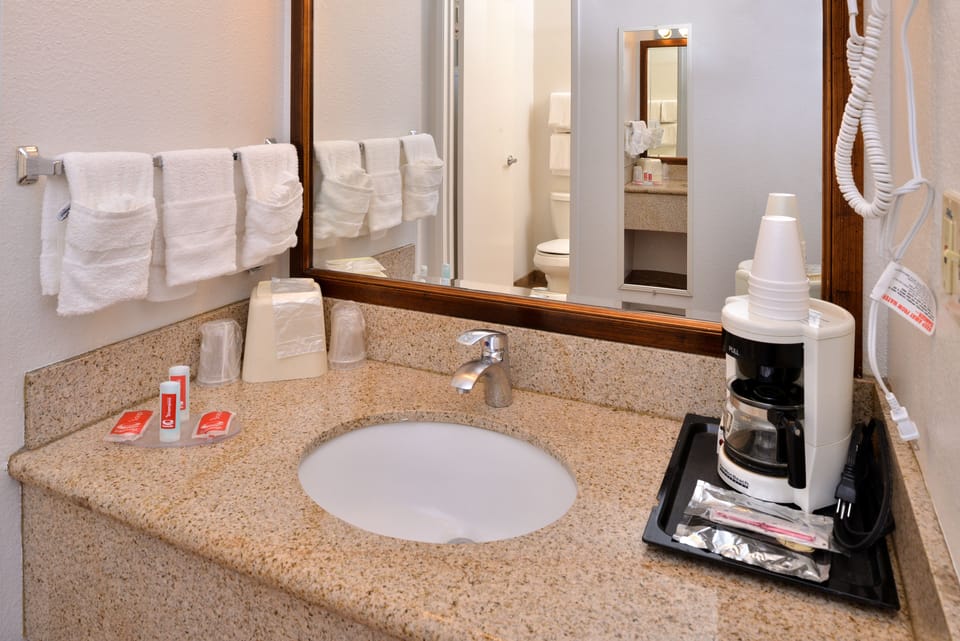 Combined shower/tub, hair dryer, towels