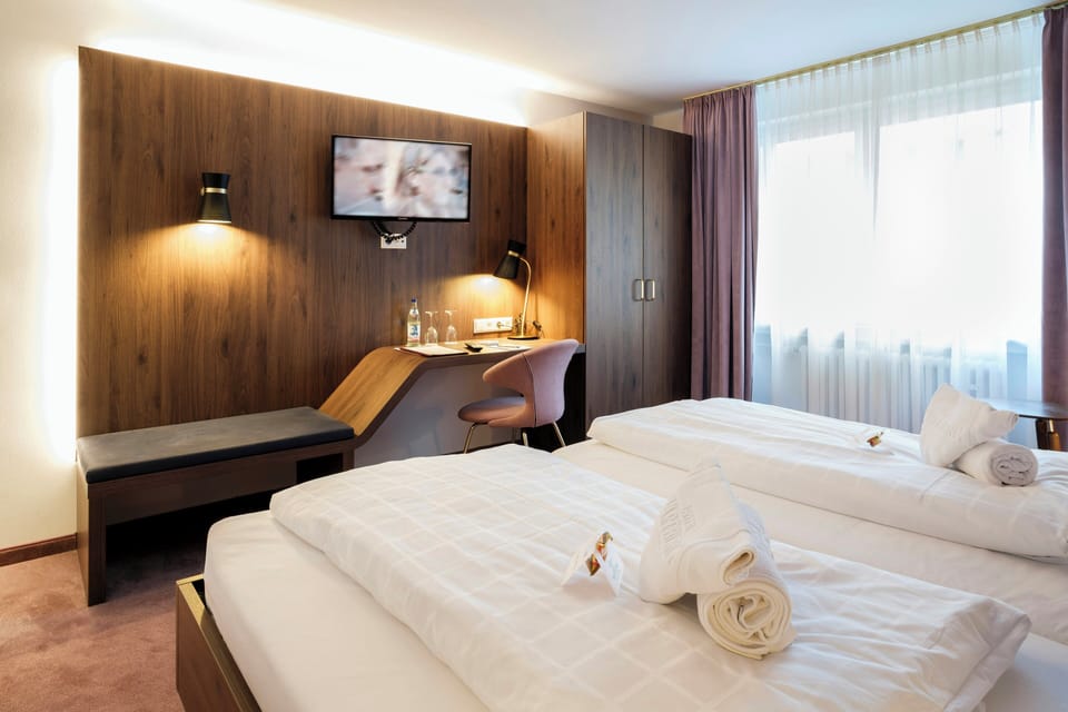 Double Room, Non Smoking | Hypo-allergenic bedding, desk, blackout drapes, soundproofing