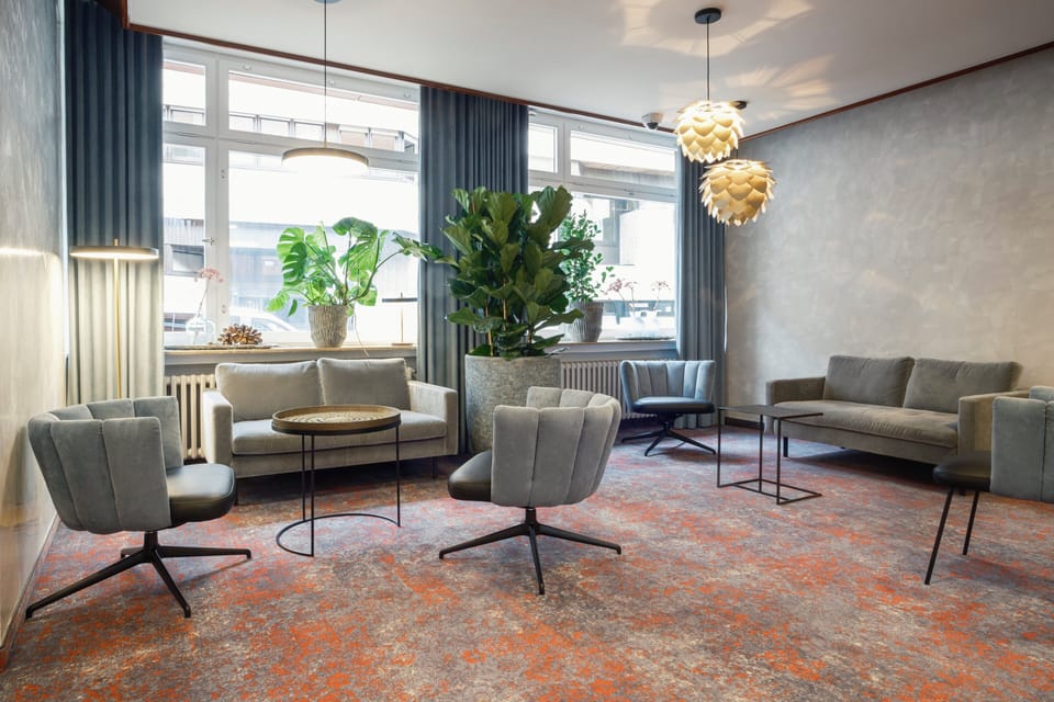 Lobby lounge