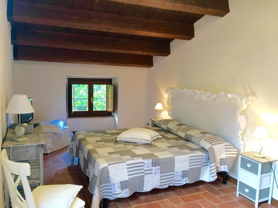 1 bedroom, desk, iron/ironing board, WiFi (free)