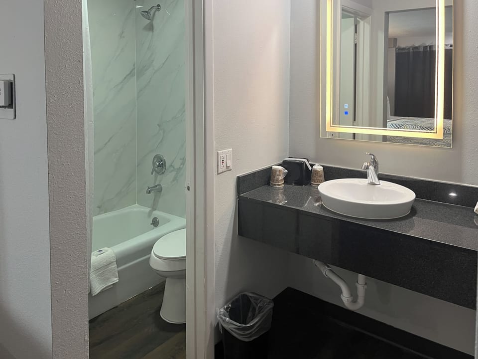 Combined shower/tub, hair dryer, towels