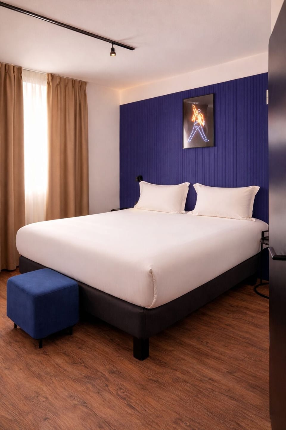 Premium bedding, in-room safe, desk, laptop workspace