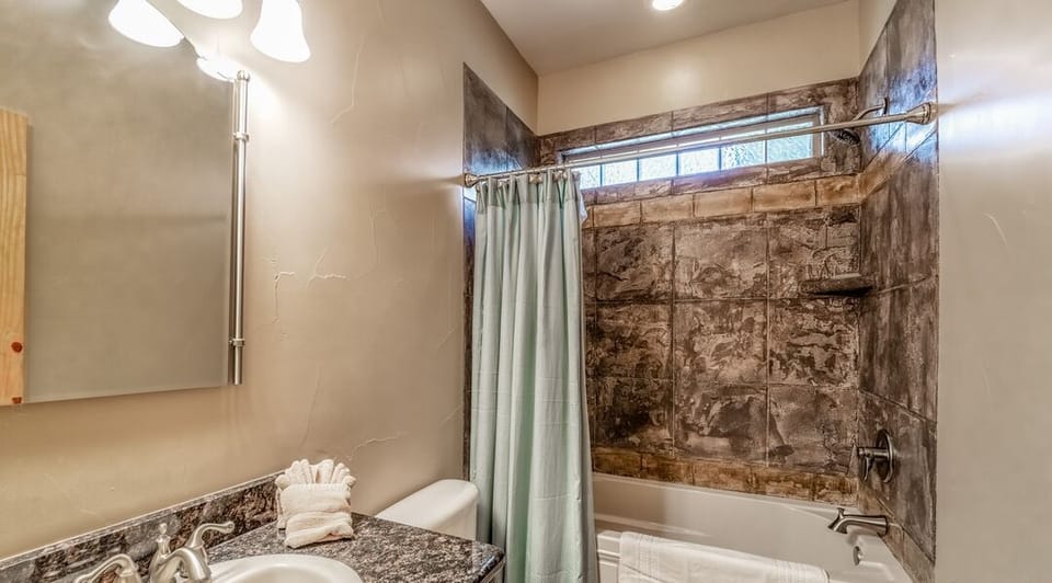 Guest bath with tub/shower