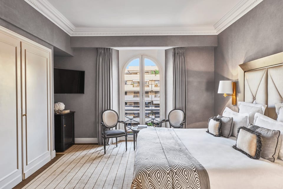 Chambre Deluxe, vue ville | Frette Italian sheets, premium bedding, minibar, in-room safe