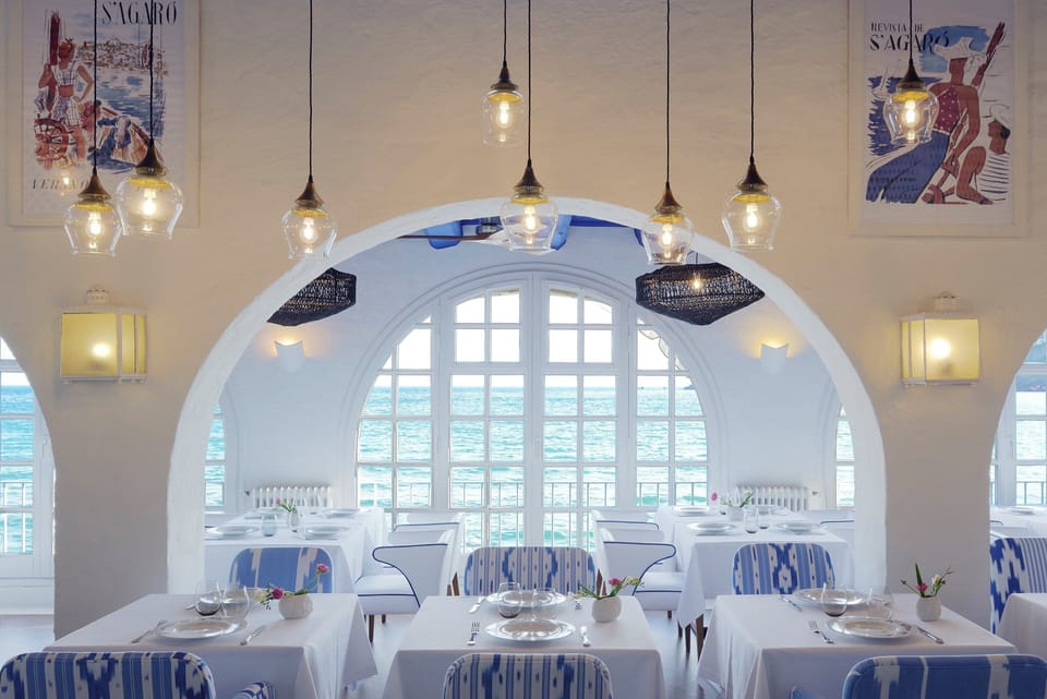 2 restaurants; lunch and dinner served