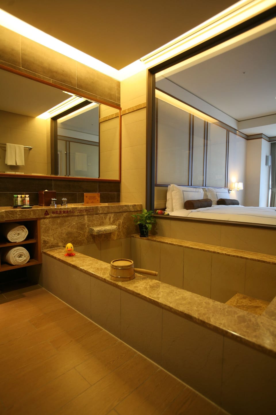 Deep soaking bathtub