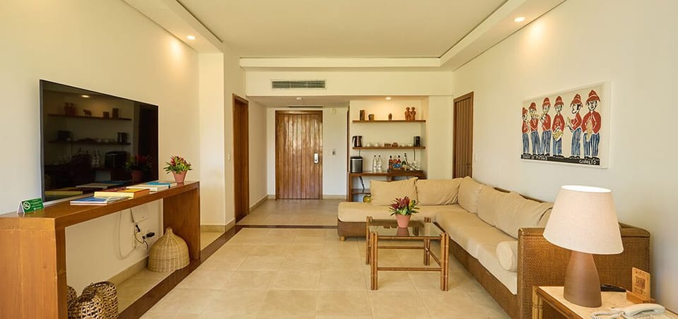 Premium Suite | Hypo-allergenic bedding, free minibar, in-room safe, desk