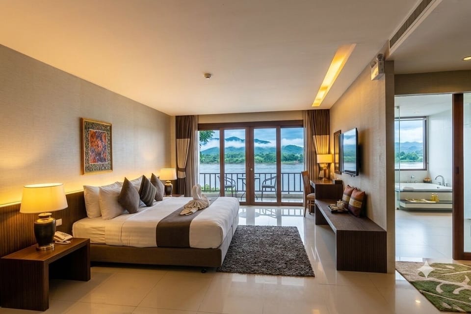 Executive Suite River View | Premium bedding, memory foam beds, minibar, in-room safe