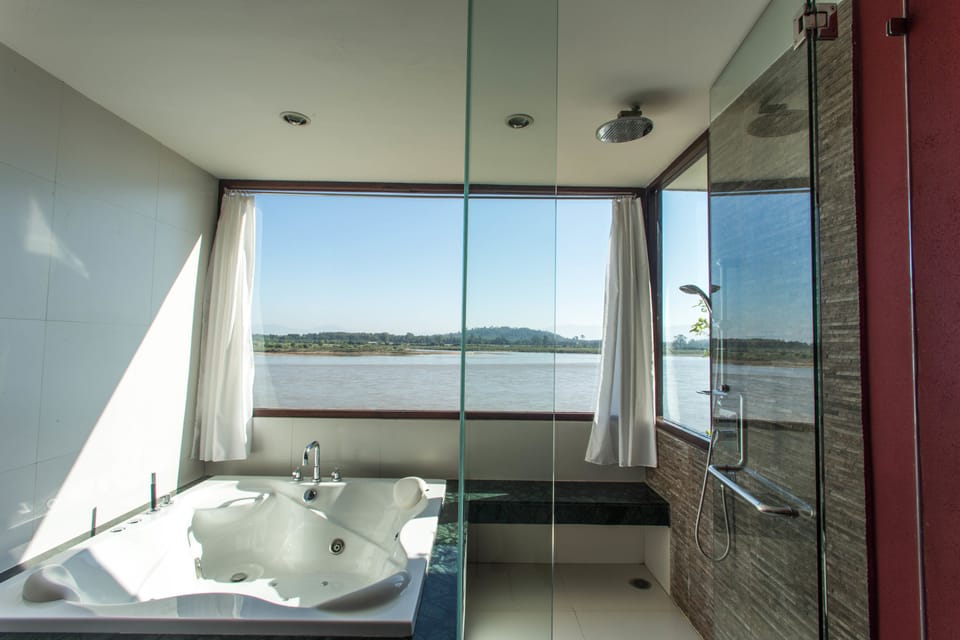Executive Suite River View | Bathroom | Separate tub and shower, jetted tub, rainfall showerhead