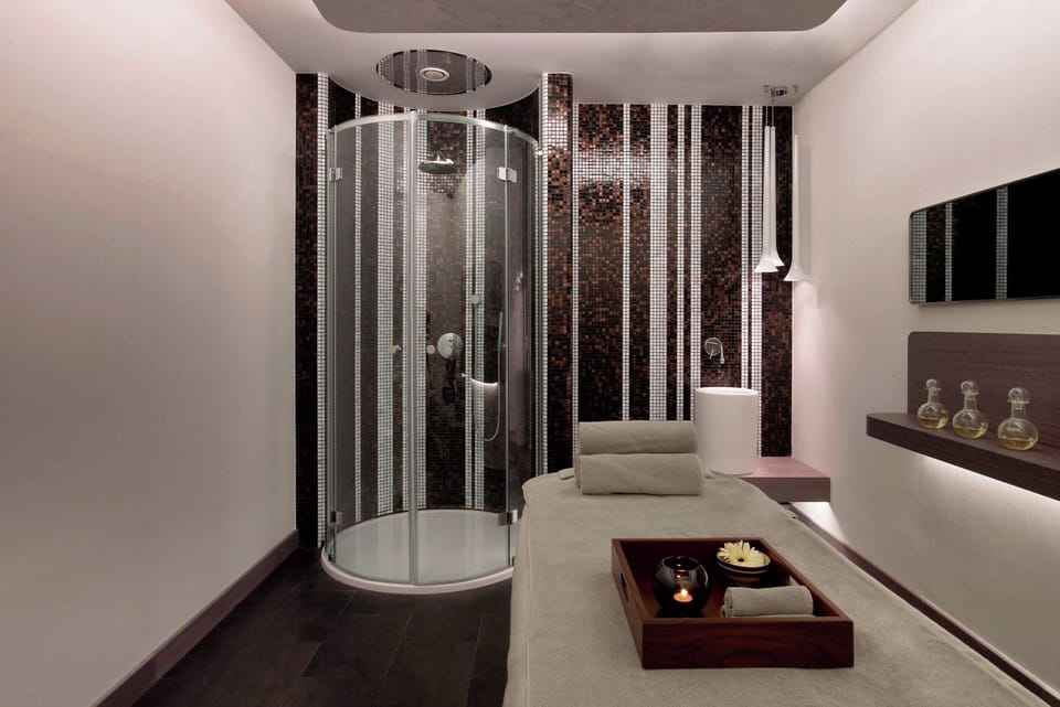 Couples treatment rooms, sauna, hot tub, Turkish bath, body treatments