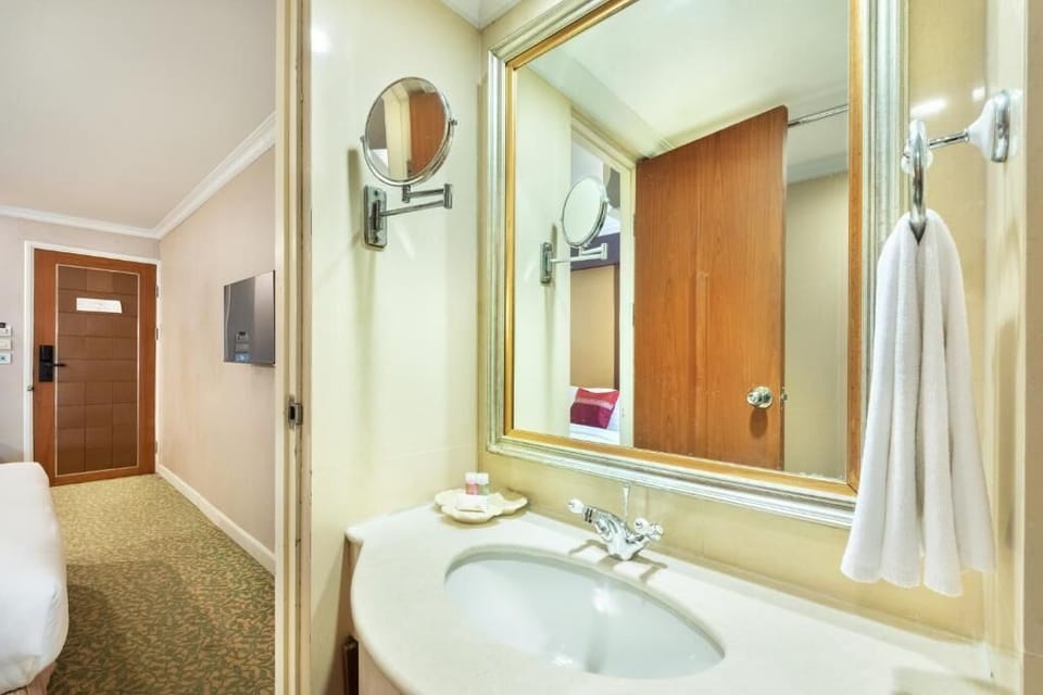 Executive Deluxe Double or Twin Room | Desk, free WiFi, bed sheets