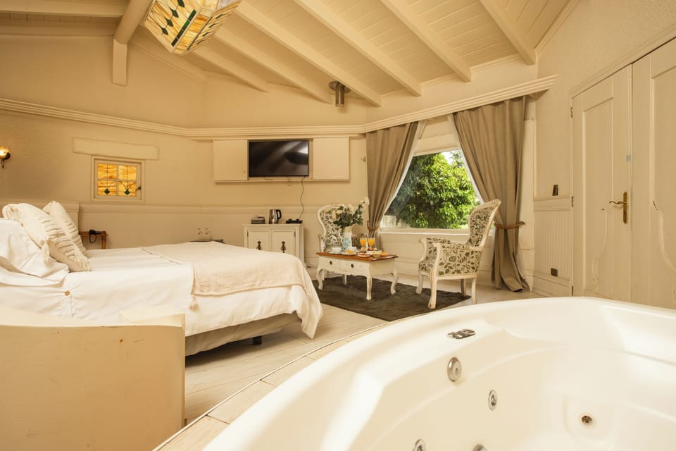 Suite, 1 King Bed | Premium bedding, memory foam beds, individually furnished, desk